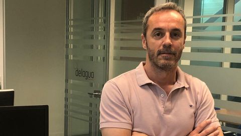 Asturiano de nacimiento, el ingeniero Juan José Rodríguez de la Rúa trabajó en la fábrica de San Cibrao de Alcoa durante año y medio; tras su marcha, fundó en Gijón Delagua Ingeniería, que ofrece a sus clientes servicios y proyectos «llave en mano» relacionados, principalmente, con el tratamiento de agua