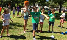 <span lang= es-es >Fiesta vecinal.</span> La Asociaci�n de Veci�os Santaia de Santa Cruz prosigue con su semana cultural y tras los juegos populares en el parque Luis Seoane, hoy habr� actividades para ni�os en el castillo.