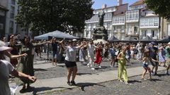 La participaci�n del p�blico es la esencia del Compostela Trad Fest, convertido, m�s que en un festival, en una celebraci�n colectiva, abierta a todas las personas que quieran presenciar y tomar parte. En la imagen, participantes en un taller de baile gallego durante el Trad Fest del 2025, en Mazarelos