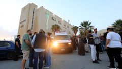 Varias personas se congregan frente a un hospital en Karak tras�el atentando