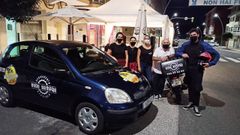 De blanco, Juan Carlos L�pez, propietario de Onde Sempre, con su personal y el coche y la moto para reparto