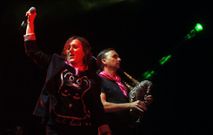 O rapeiro Ant�n Parada e os irm�ns Lola de Ribeira e Edelmiro Fern�ndez, en plena actuaci�n.