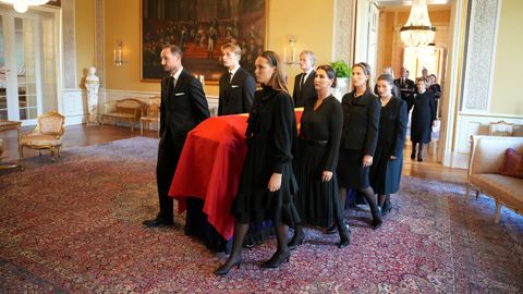 El rey Haakon, la princesa Ingrid Alexandra, el pr�ncipe Sverre Magnus, Marius Borg y las hijas de Marta Luisa de Noruega, portando el f�retro del rey Harald de Noruega