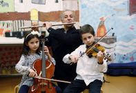 Luis Soto y sus hijos Lucas, de 11 a�os, y Cecilia, de 6, ofrecen conciertos did�cticos. 
