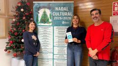 Los tcnicos municipales, Sara Garca y Unai Gonzlez, acompaaron a la concejala de cultura, Ana Barreiro, en la presentacin del programa navideo