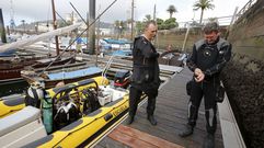 Kike Ocampo -izquierda-, titular de Buceo Ferrol, se prepara en el muelle de Curuxeiras
