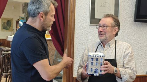 Roberto Prieto, presidente de Os Cacholeiros, entregando la figura de Sargadelos de la Torre Pardo de Cela al de la entidad lucense