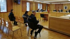 El condenado, sentadoentre dos polic�as, en el segundo d�a del juicio en la Audiencia de Lugo, el pasado 13 de febrero