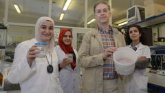 Parte del equipo investigador muestra los plets que se utilizan para descontaminar el agua