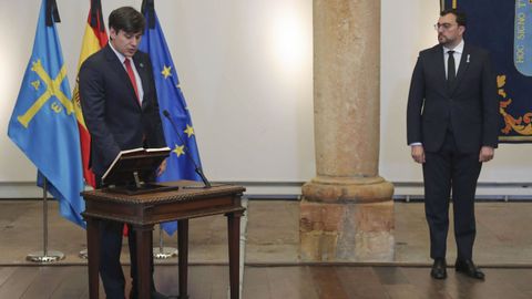 El consejero de Ciencia, Industria y Empleo y de Movilidad, Borja Sánchez, durante su toma de posesión tras la dimisión de la titular de Transición Ecológica, Industria y Comercio, Belarmina Díaz