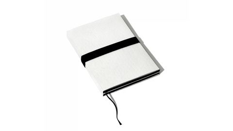 Charlotte Rampling x Zara 50. Cuadernos de Uso Diario. Set de dos cuadernos compactos con tapas suaves y cierre elástico. Rampling añade una nota manuscrita en la primera página: «Memories, Dreams, Insights (Recuerdos, Sueños, Reflexiones)»