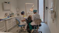 Roc�o Sampedro y Mari Cerqueiro, realizando su trabajo en la unidad de salud bucodental de Oleiros.