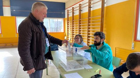 Jos Manuel Lpez, candidato del PP de Guitiriz, votando en las elecciones municipales.