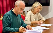 Firma del convenio de colaboraci�n entre el alcalde de Vilanova y la presidenta de C�ritas de Arousa