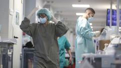 Profesionales sanitarios en la planta covid del Marcide, en foto de archivo