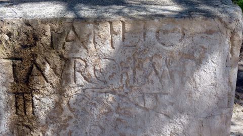 Placa de la ciudad de Elche que nos seala el patronato de Estatilio Tauro sobre esa ciudad. En la misma vemos como el general nos informa que por ese tiempo ya haba sido ovacionado por tercera vez como Imperator (IMP III COS II), probablemente por razn de su victoria sobre los astures.