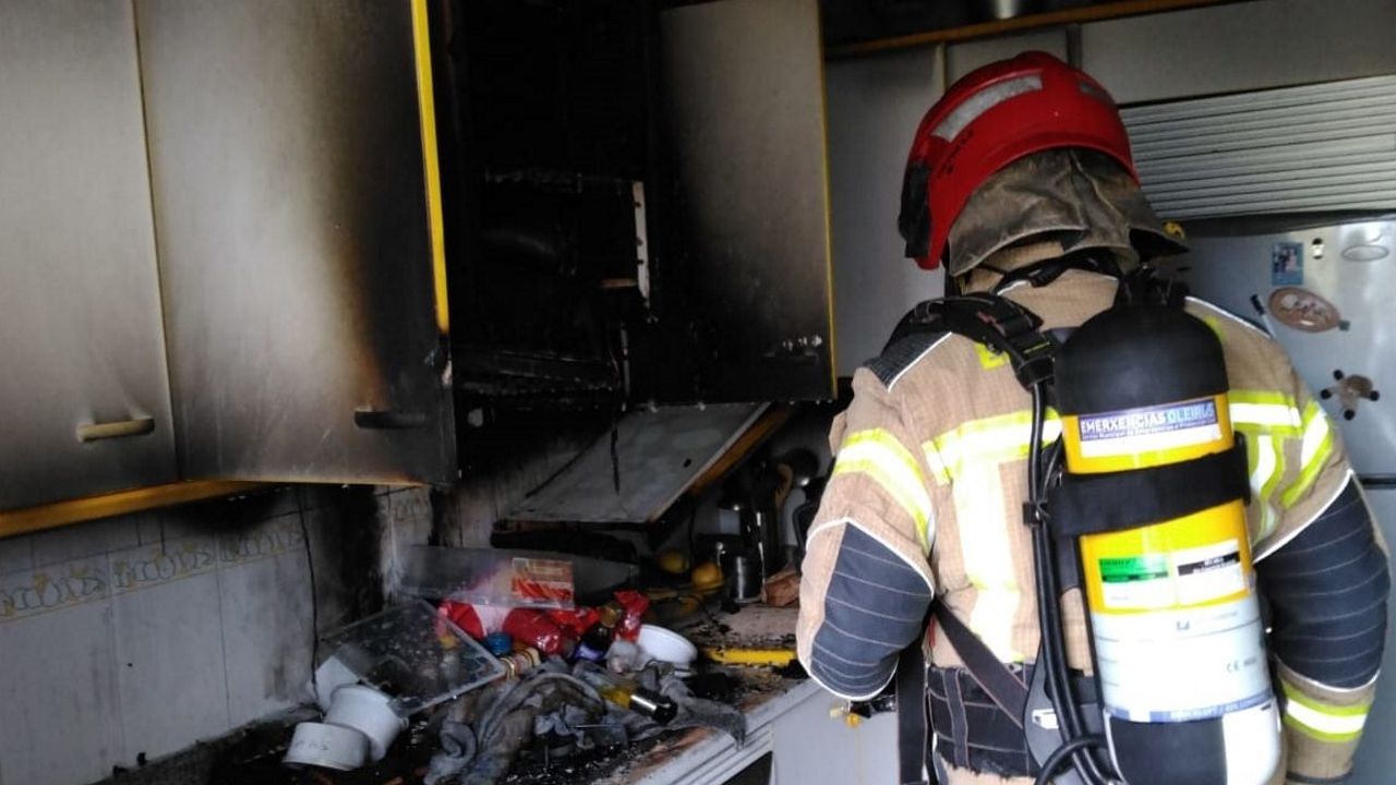 Un incendio en una cocina de Oleiros se salda con un herido con ...