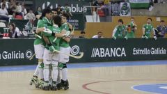 Los jugadores del Liceo, celebrando con sus compa�eros al fondo ante una grada repleta.