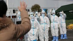 M�dicos despiden a un paciente en Wuhan, epicentro de la pandemia