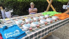Jos� Antonio Rodr�guez Garc�a, coorganizador de las fiestas de Vilamart�n Pequeno, en Barreiros, junto a Yoni Pe�a Berm�dez, en una feria con un puesto de reques�n