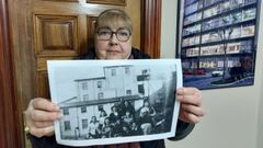Luz Divina D�az con una reproducci�n de una fotograf�a de un grupo de trabajadoras de las antiguas minas de Freixo en la que pudo reconocer a su madre, Mar�a Edita, y a su t�a, Erminda D�az Gonz�lez 