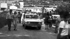 Aficionados del Rali de Ourense en el tramo de Castro de Beiro en 1977