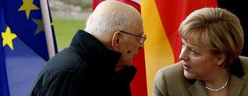 El presidente italiano, Giorgio Napolitano, y la canciller alemana, Angela Merkel, conversan en Berln.