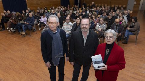 Os autores de �Salsieiros�, Xurxo Alfeir�n e Ana Romero, co alcalde de Malpica, na presentaci�n do novo libro