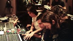 Foto tomada en 1975 en Abbey Road en la grabaci�n de �Wish You Were Here�. En el centro, con camiseta blanca, Roger Waters.