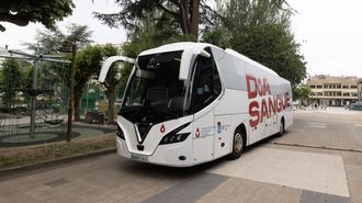 Autob�s de donaci�n de sangre estacionado en la praza do Concello de Carballo.