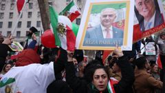 Una mujer sostiene una foto del pr&iacute;ncipe heredero en el exilio Reza Pahlavi durante una manifestaci&oacute;n en Londres