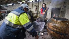 El bagazo se vuelca en la carretilla para que Jos� lo lleve a las fincas