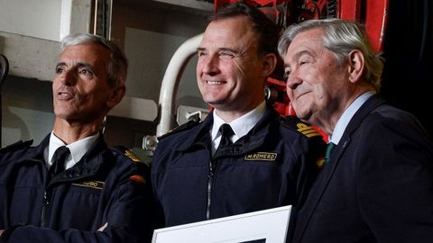 El presidente del Racing, Manuel Ansede, con el capit�n de fragata Manuel Romero y el jefe del Arsenal Vicente Rubio.