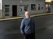 Ernesto Romero diante do seu local, o Novocine de Leiro. 