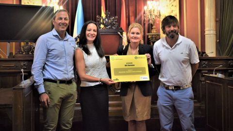 Momento de la entrega del cheque a la Asociacin contra el Cncer de Ourense