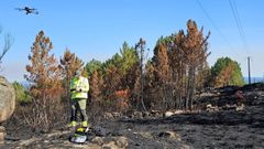 Un dron operado por un funcionario de Medio Rural para la investigacin de incendios forestales.