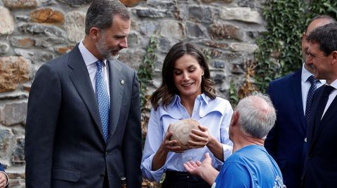 Los Reyes de Espaa reciben una explicacin del juego del bolo vaqueiro, uno de los deportes rurales ms arraigados en Asturias, durante su visita a la pedana asturiana de Moal, galardonada este ao con el Premio Pueblo Ejemplar de Asturias 2018