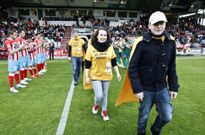 Pasillo solidario al grupo lucense Somos Unidos por el C�ncer en un Lugo-Ponferradina. 