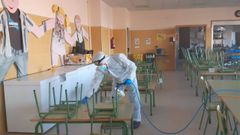 Tareas de desinfecci�n en un colexio de Laxe a mediados de enero
