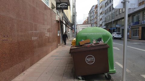 En Vilalba se han instalado contenedores marrones para la recogida de residuos orgnicos (en la imagen, uno situado en Campo de Puente)