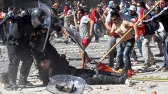 Batalla campal en Buenos Aires contra de la reforma de pensiones de Macri