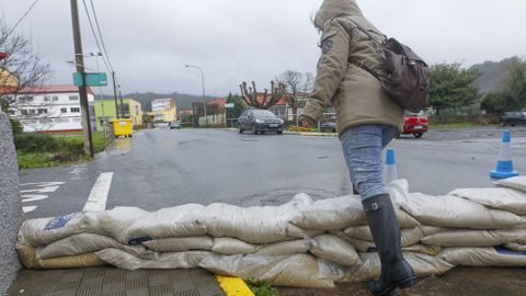 Calle bloqueada con sacos en Fene, ante un posible desbordamiento del río