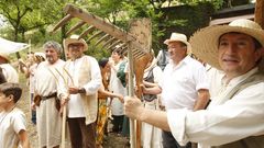 Vecinos y vecinas de A Pobra do Broll�n celebrando la Feira Gu�mara