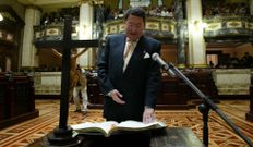 V�zquez jurando el cargo en el 2003 ante el crucifijo. 