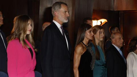 Los reyes Felipe VI  y Letizia , acompaados de la princesa Leonor  y la infanta Sofa, a su llegada a Oviedo para presidir el tradicional concierto de los Premios Princesa de Asturias