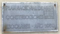 Placa colocada en la antigua escuela de Bustelo