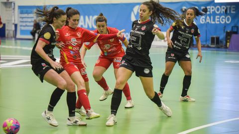 Una disputa de un bal�n en el partido de este s�bado entre Poio y Futsi