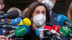 Margarita Robles, atendiendo a los periodistas en Moguer (Huelva)