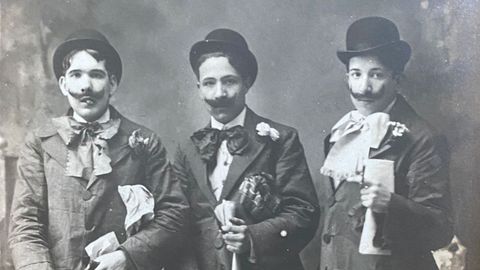 Tres j�venes disfrazados de galanes. Fotograf�a tomada pr M. Garc�a en la calle Fruela, 15