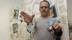 Hilario Rubal con varias de las piezas artesanas de joyería alusivas a Galicia que ha creado